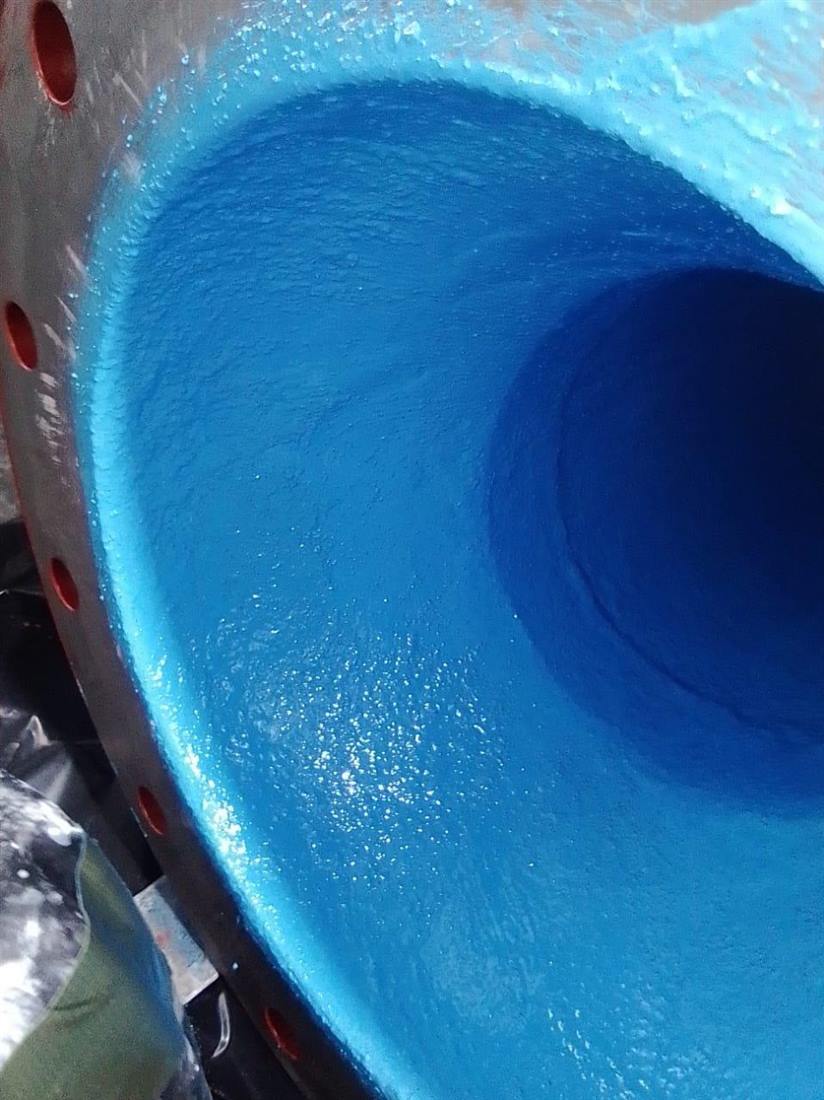 Internal epoxy lining on a pipe section