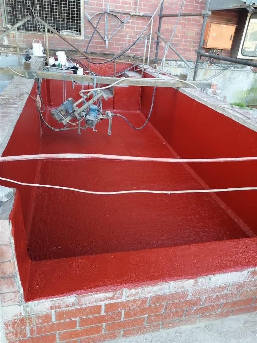 Tank lined with red glass flake coating